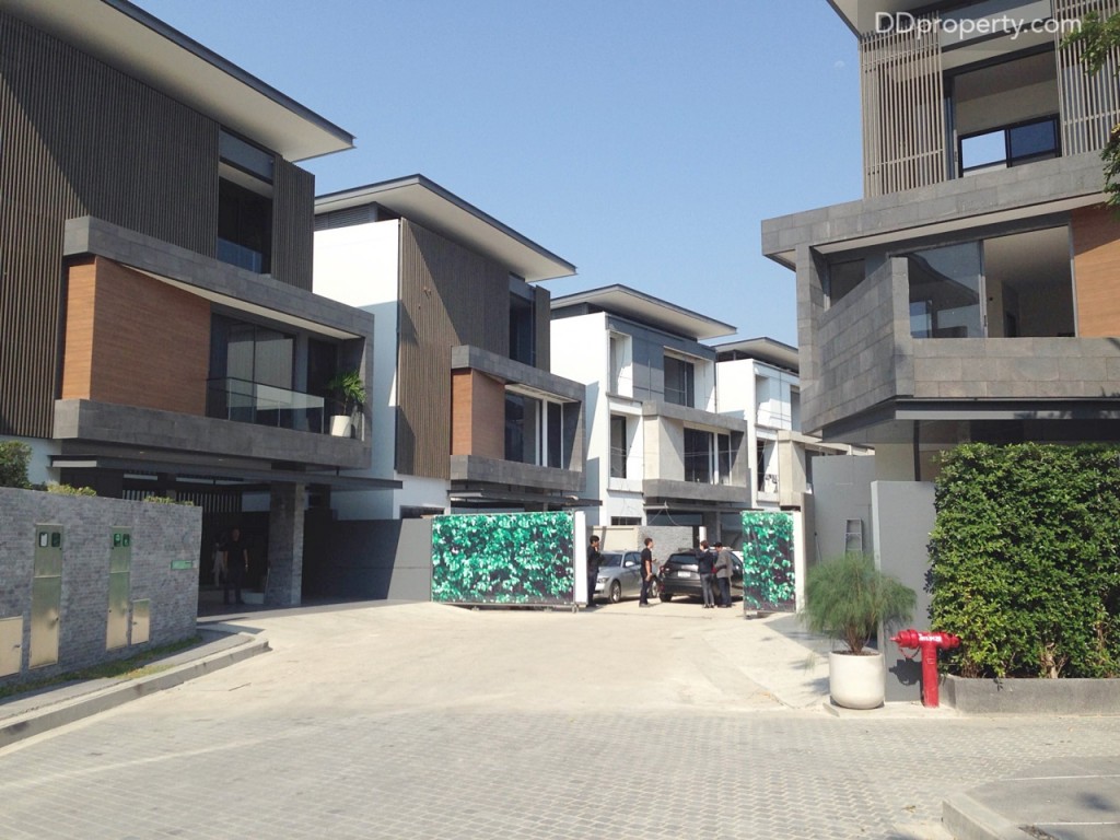 ถนนภายในหมู่บ้านจะมีเพียงเส้นเดียวเนื่องจากยูนิตที่มีเพียง 10