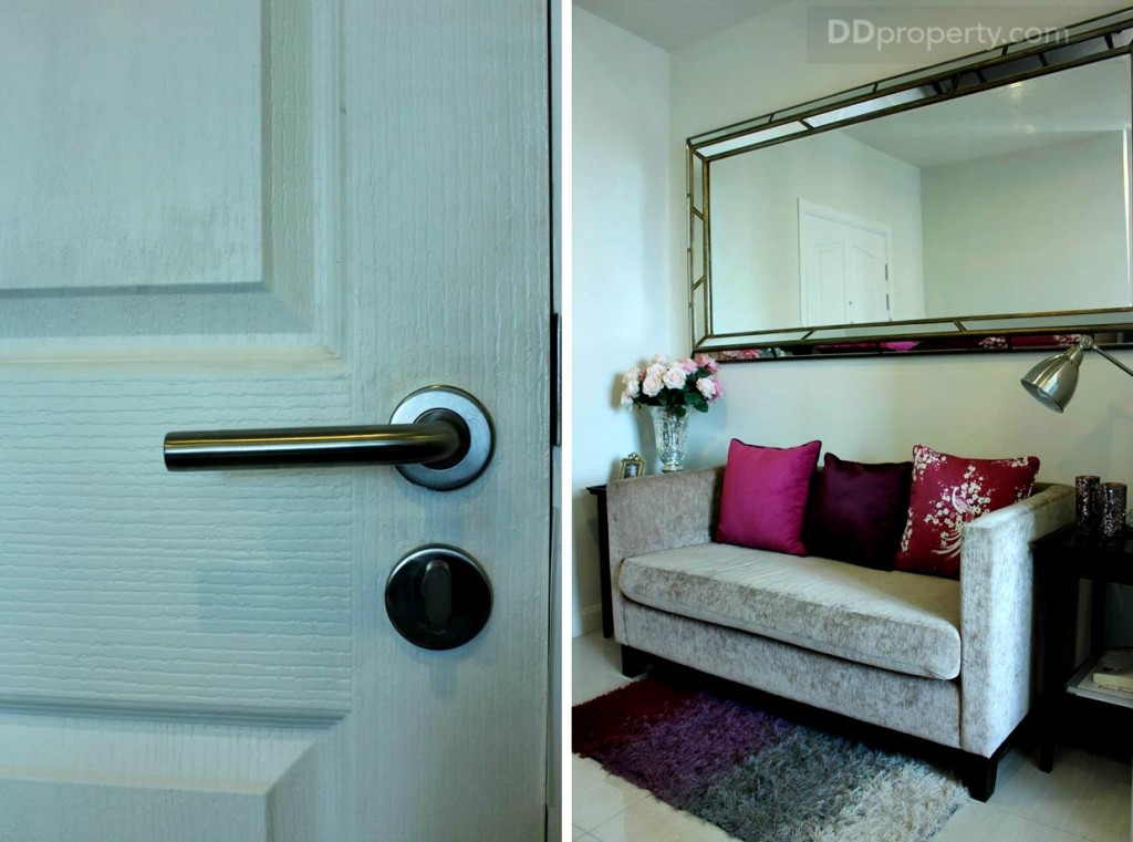 ที่เปิดประตูเป็นแบบด้ามจับซึ่งสะดวกมากต่อการเปิดประตู เข้ามาด้านซ้ายมือจะเป็นห้องนั่งเล่น
