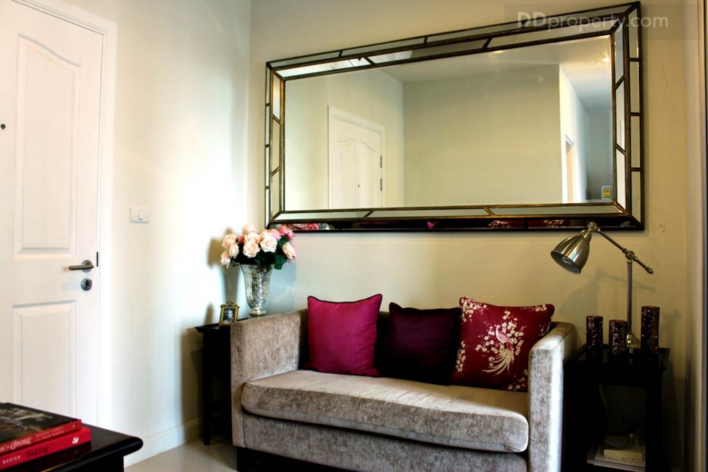 ตัวโซฟาของห้องตัวอย่างจะเป็นแบบ 3 ที่นั่ง วัสดุที่ใช้เป็นกำมะหยี่สวยงาม แต่ต้องขยันดูดฝุ่นนิดนึง