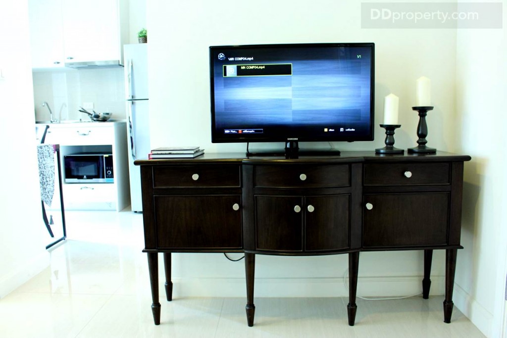 ชั้นวางทีวีที่แถมให้แบบในห้องตัวอย่างสวยดีทีเดียว แต่เป็ฯแบบบิลท์อินจะลงตัวกว่า (ในมุมมองของผมนะ)