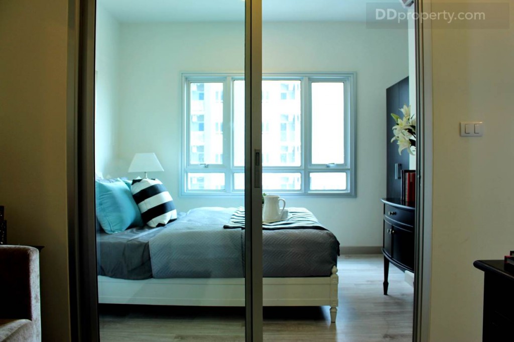 พื้นที่ห้องนอนกับห้องนั่งเล่นกั้นด้วยกระจกแบบบานเลื่อน 2 ตอนแต่มันดูสบายตากว่านี้ถ้าหากเป็นกระจกบานใหญ่เต็มพื้นที่ผนังห้องจะทำให้ห้องดูโปร่งมากกว่านี้