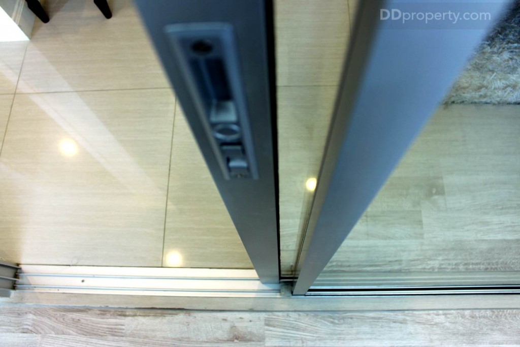 ฉากกั้นห้องเป็นขอบอะลูมิเนียมสีเงินแบบบานเลื่อน 2 ตอน