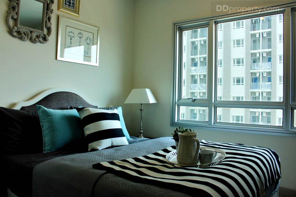 มุมมองภายในห้องนอนได้ความสว่างจากกระจกหน้าต่างแบบ 6 ชิ้น