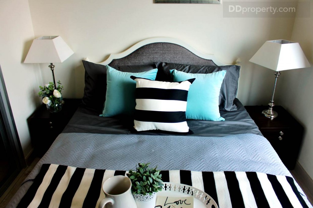 เตียงที่แถวมาจะขนาด 5 ฟุต สีขาว แบบคลาสสิก ไม่มีที่เก็บของใต้เตียง จะไม่เหมือนกับในห้องตัวอย่าง