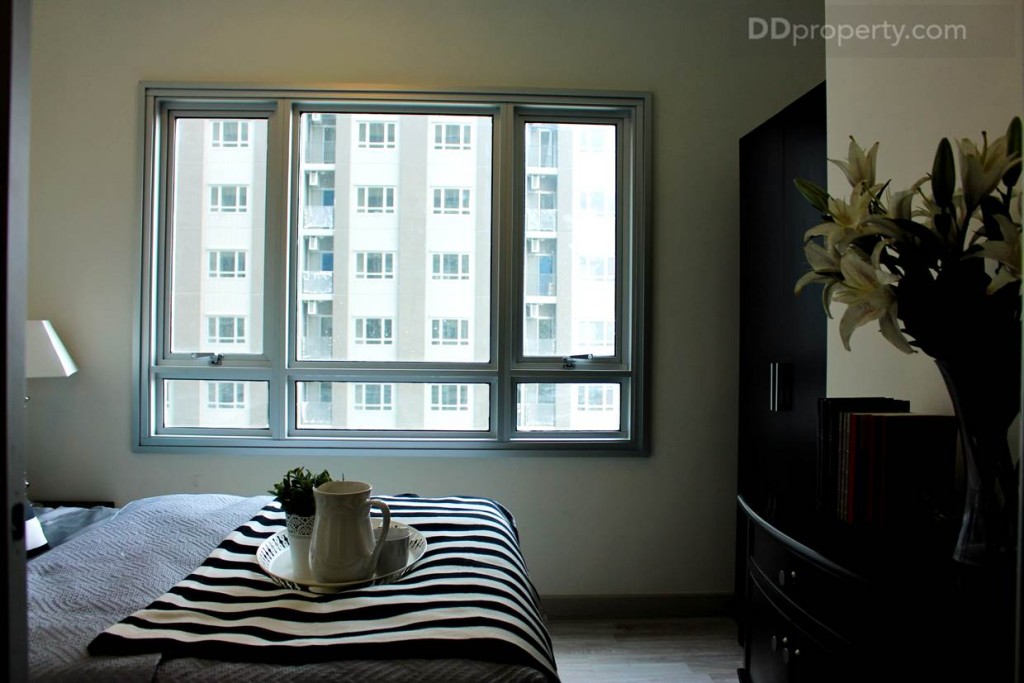 ถ้าหากหน้าต่างบานใหญ่กว่านี้จะทำให้ห้องนอนดูโปร่งน่านอนมากขึ้น แต่สิ่งที่จะตามมาก็คือราคาที่เพิ่มขึ้นนั่นเอง
