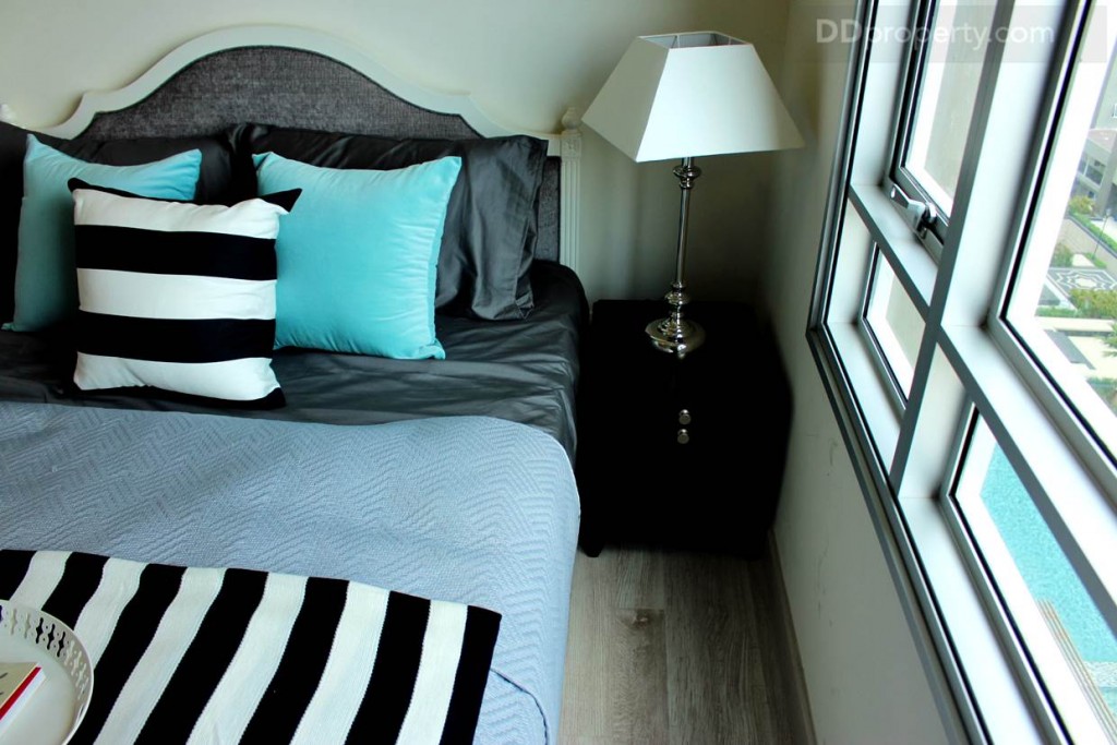 พื้นที่ข้างเตียง ห้องจริงไม่มีที่วางโคมไฟให้ เราสามารถเลื่อนให้เตียงมาติดกำแพงได้เลยจะได้เพิ่มพื้นที่ในห้องอีกด้วย