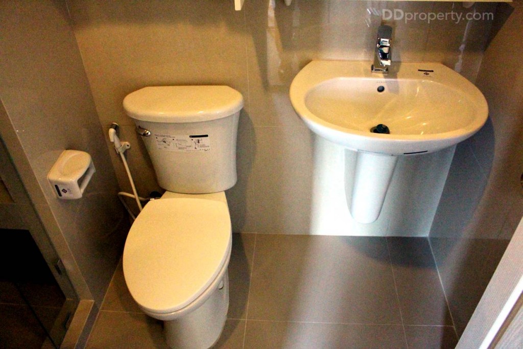 สุขภัณฑ์ karat เป็นสีขาวแบบมาตรฐาน แต่หลายคนบอกว่าโถนั่งของยี่ห้อนี้เล็กไปนิด คนตัวใหญ่อาจนั่งแล้วไม่ค่อยสบายเท่าไหร่