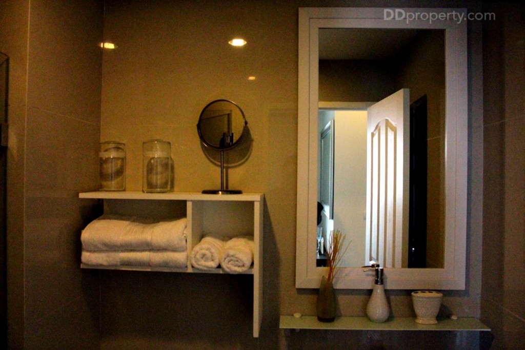 เด่นที่ชั้นวางของบิลท์อินแบบลอยตัวเหมือนที่เห็นตามโรงแรม