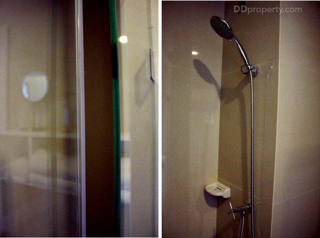 ฉากกั้นอาบน้ำเป็นกระจกนิรภัย มีฝักบัวขนาดกลาง ไม่มีเครื่องทำน้ำอุ่น