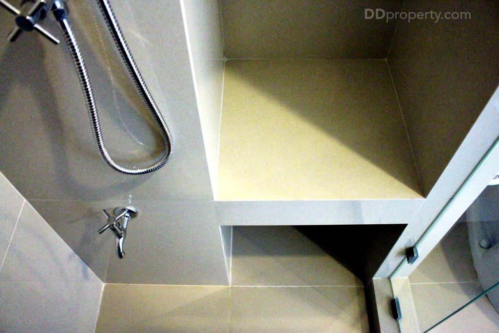 ที่นั่งอาบน้ำอาจแคบไปนิดสำหรับคนตัวใหญ่ แต่หลายคนก็ใช้เป็นที่วางของแทนก็สะดวกดี