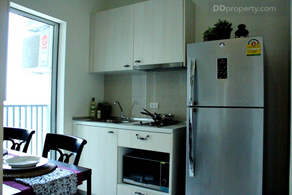 มุมมองภายในห้องครัว อยู่ฝั่งตรงข้ามห้องน้ำ