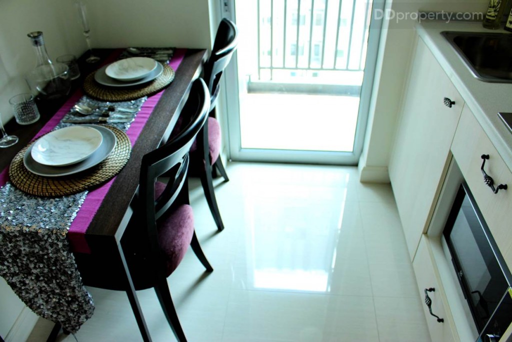 ห้องครัวมีขนาดกว้างพอสมควร มีกระจกเลื่อนแบบบานเดี่ยวเมื่อเลื่อนจะไปซ่อนอยู่หลังผนังห้อง