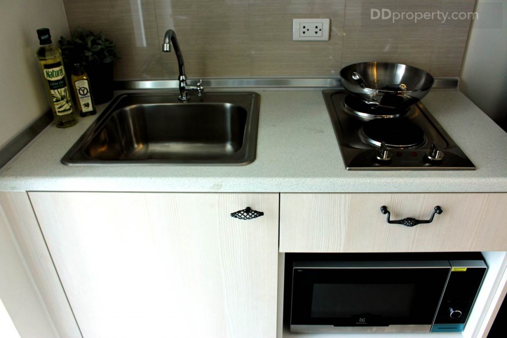 ชุดครัวที่มีให้เป็นแบบบิลท์อินพร้อมเตาไฟฟ้าเละเครื่องดูดควัน