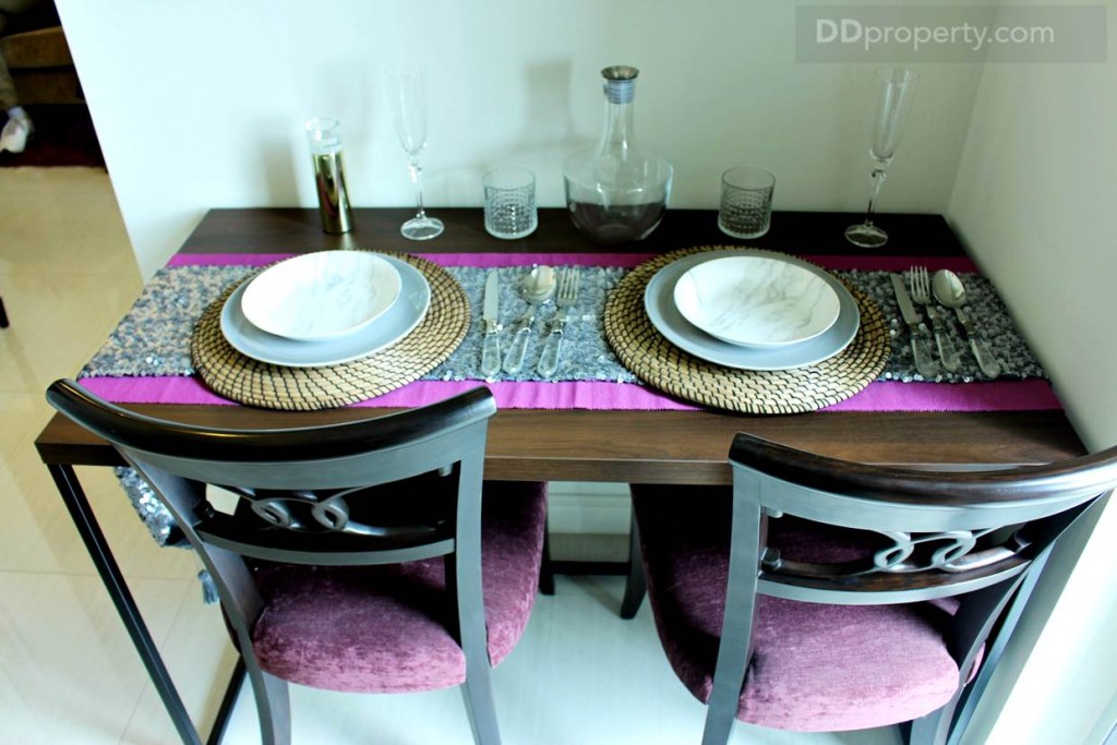 โต๊ะรับประทานอาหารที่ให้มาจะเป็นสีขาวสไตล์โมเดิร์นไม่เหมือนกับห้องตัวอย่าง
