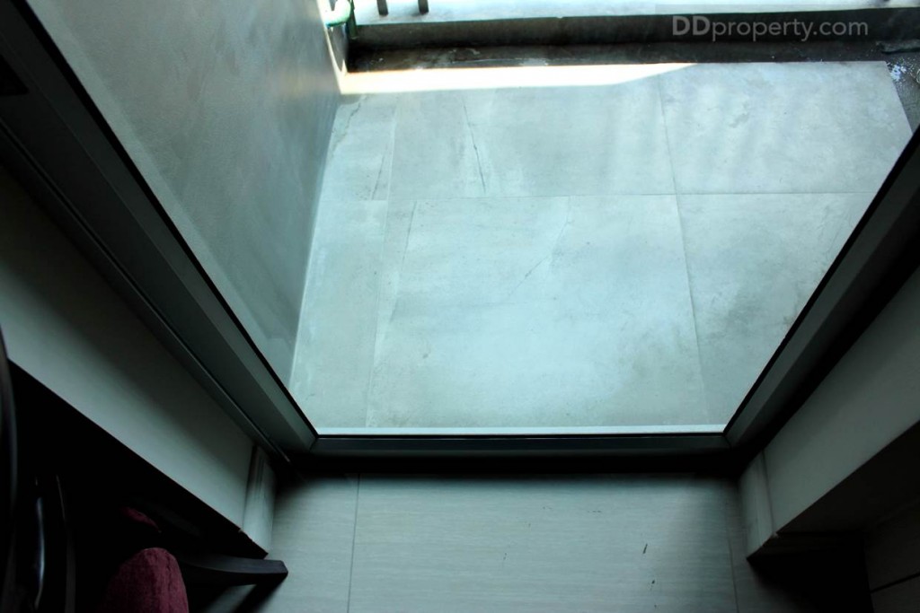 พื้นของห้องครัวจะเล่นระดับกับระเบียงเล็กน้อยเพื่อกันฝุ่นและน้ำบริเวณระเบียง