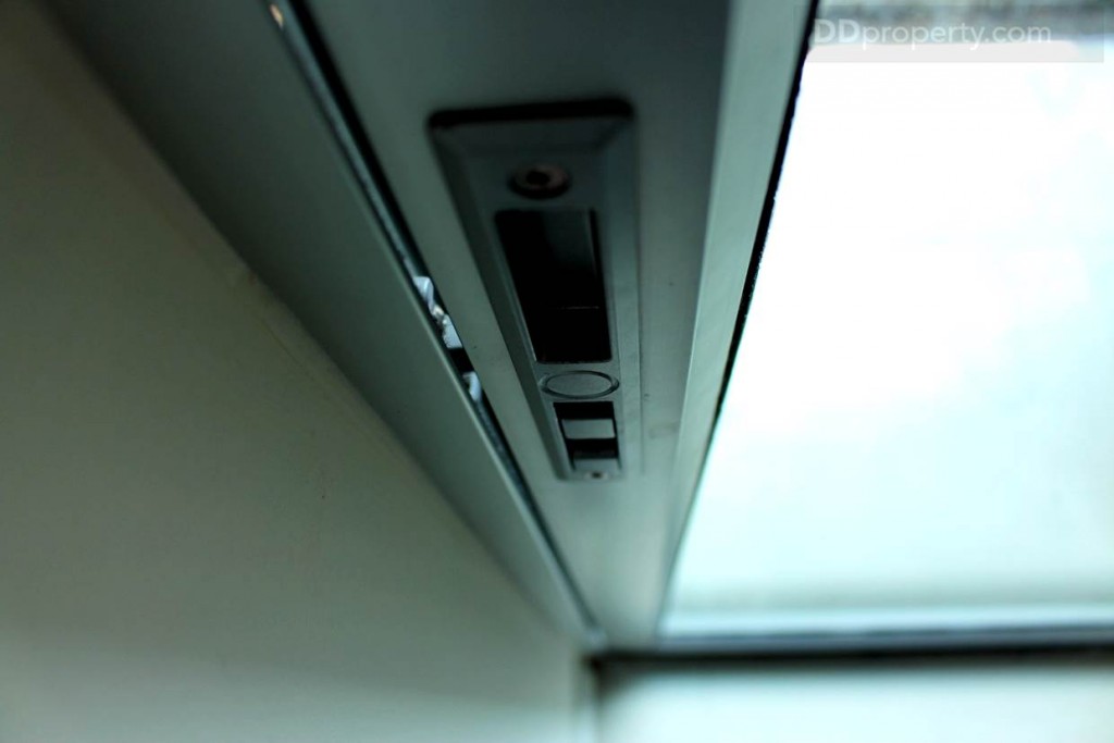 ประตูแบบบานเลื่อนเหมาะกับพื้นที่ที่มีจำกัด แต่ลงตัวมากสำหรับห้องนี้