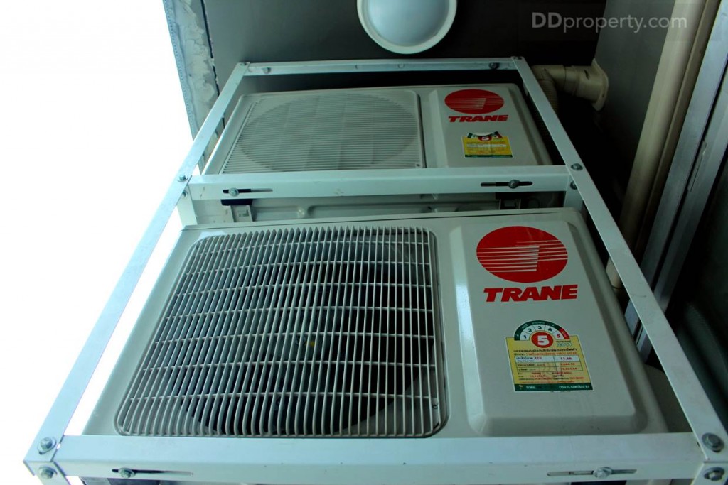 คอมเพรสเซอร์แอร์แบบแขวนลอยจำนวน 2 ตัว ซึ่งติดไว้ที่ห้องนั่งเล่นและห้องนอน