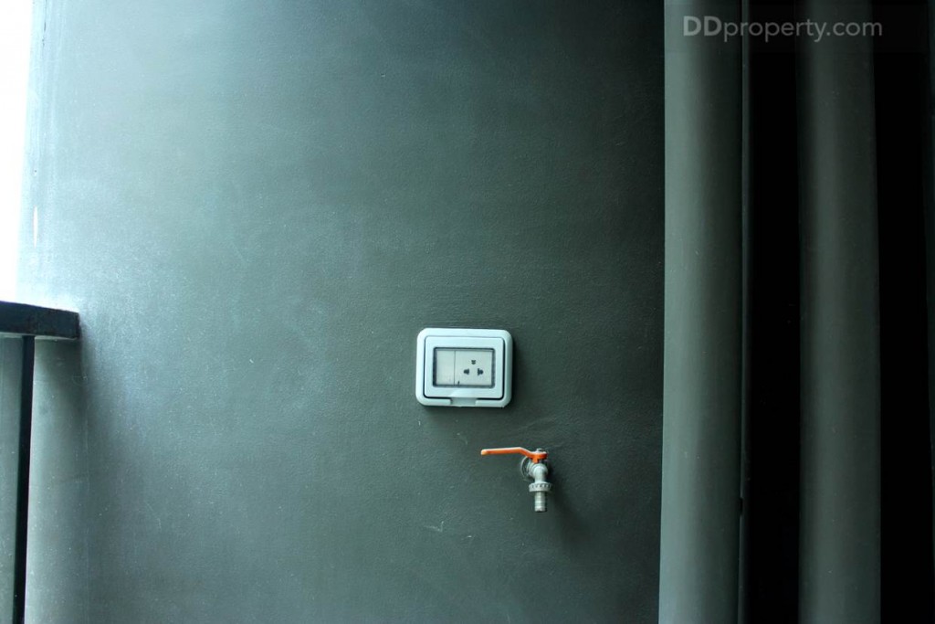 ทางโครงการมีการเดินท่อน้ำและปลั๊กไฟไว้ให้ สามารถใช้ได้ทั้งเครื่องซักผ้าได้ทั้งแบบฝาบนและฝาหน้า