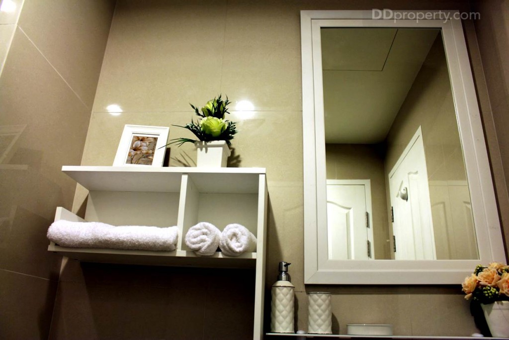 ชั้นว่างของบิลท์อินแบบลอยตัวในห้องน้ำ มีติดตั้งมาให้ดังเช่นห้องแบบ 1 ห้องนอน