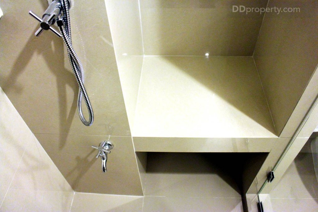 ที่นั่งอาบน้ำอาจแค่ไปนิดสำหรับคนตัวใหญ่ แต่หลายคนก็ใช้เป็นที่วางของแทน