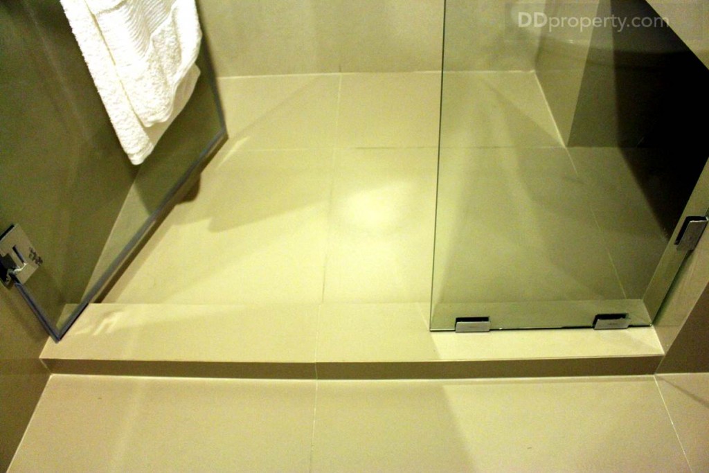 มีการยกพื้นกั้นน้ำเพื่อแยกส่วนเปียก-แห้ง พร้อมฉากกั้นอาบน้ำเป็นกระจกนิรภัยที่มีให้มาพร้อมกับห้อง