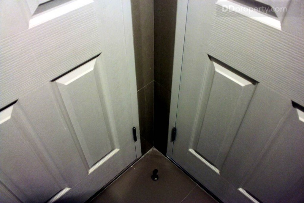 ห้องน้ำส่วนกลางสามารถเขาได้จากทั้ง 2 ทาง ``ด้านซ้ายจากห้องนั่งเล่น ส่วนด้านขาวเป็นห้องนอนเล็ก