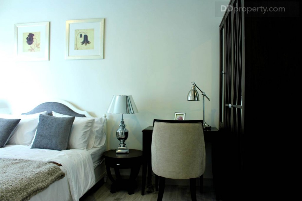 ห้องนอนมีขนาดกว้างพอสมควร แต่การมีโต๊ะเขียงหนังสืออยู่ตรงนี้คงจะเปิด-ปิดตู้เสื้อผ้าลำบากนิดนึง