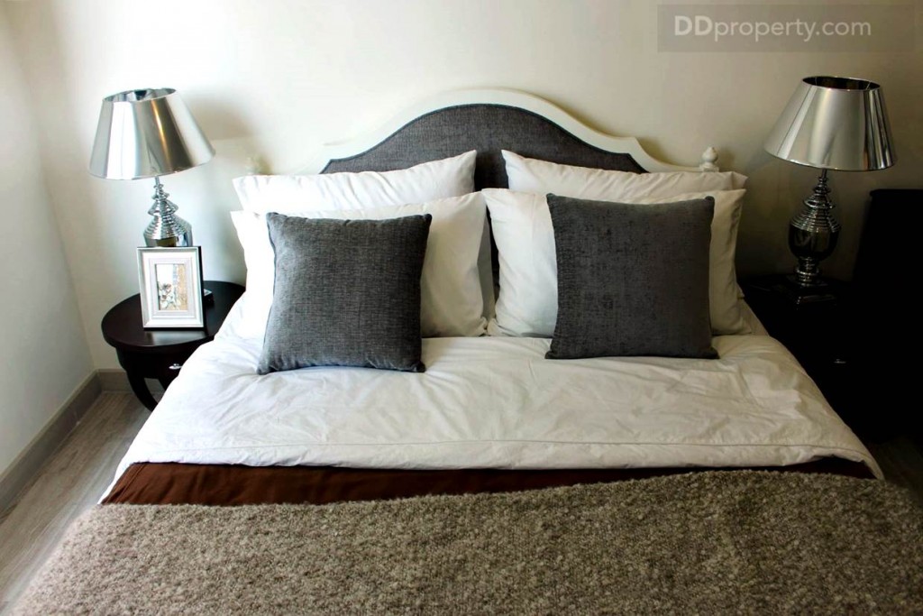 ทางโครงการเลือกใช้เตียง 5 ฟุต ซึ่งก็ไม่ได้ดูเล็กไปลงตัวกับพื้นที่ห้อง ซึ่งของที่แถมมาจะดีไซน์แบบโมเดิร์นคนละแบบกับห้องตัวอย่าง