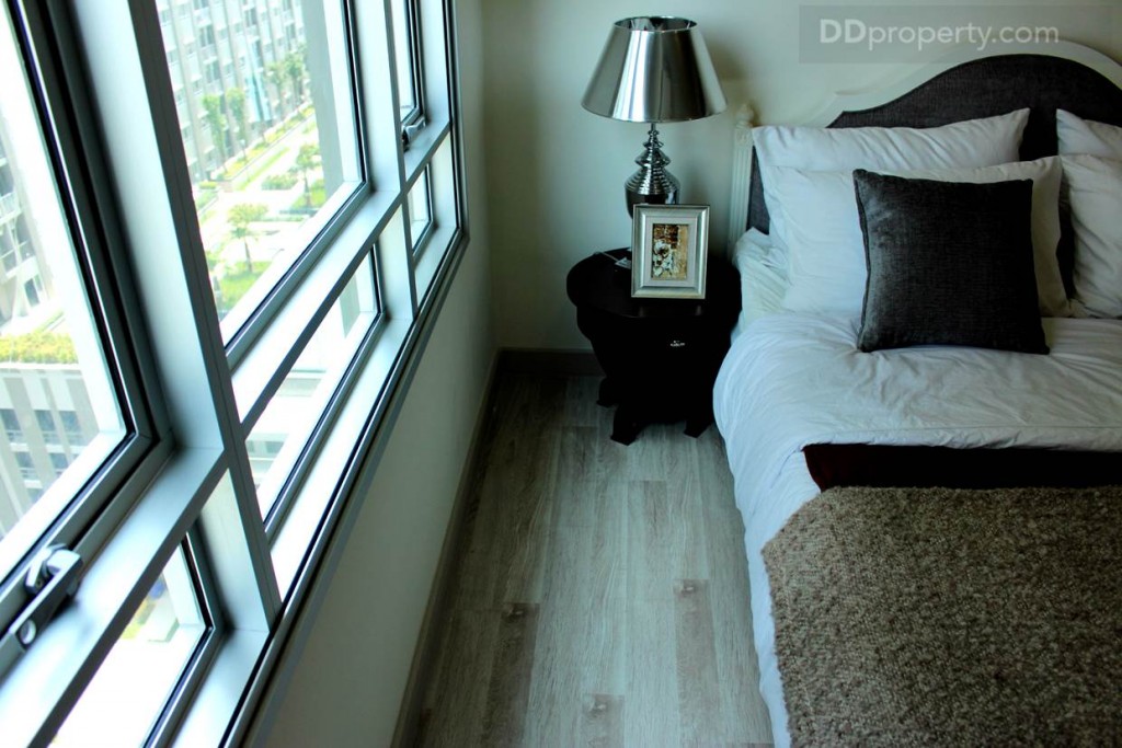 พื้นที่ข้างเตียง หากนำโคมไฟออก แล้วเปลี่ยนให้เป็นเตียงขนาด 6 ฟุตก็สามารถทำได้ แต่โคมไฟไม่ได้แถมมาให้นะครับ