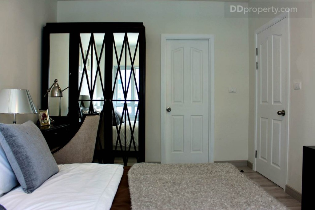 มีประตูห้องน้ำฝั่งซ้ายสามารถเปิดไปใช้ห้องน้ำกลางได้สะดวกดี