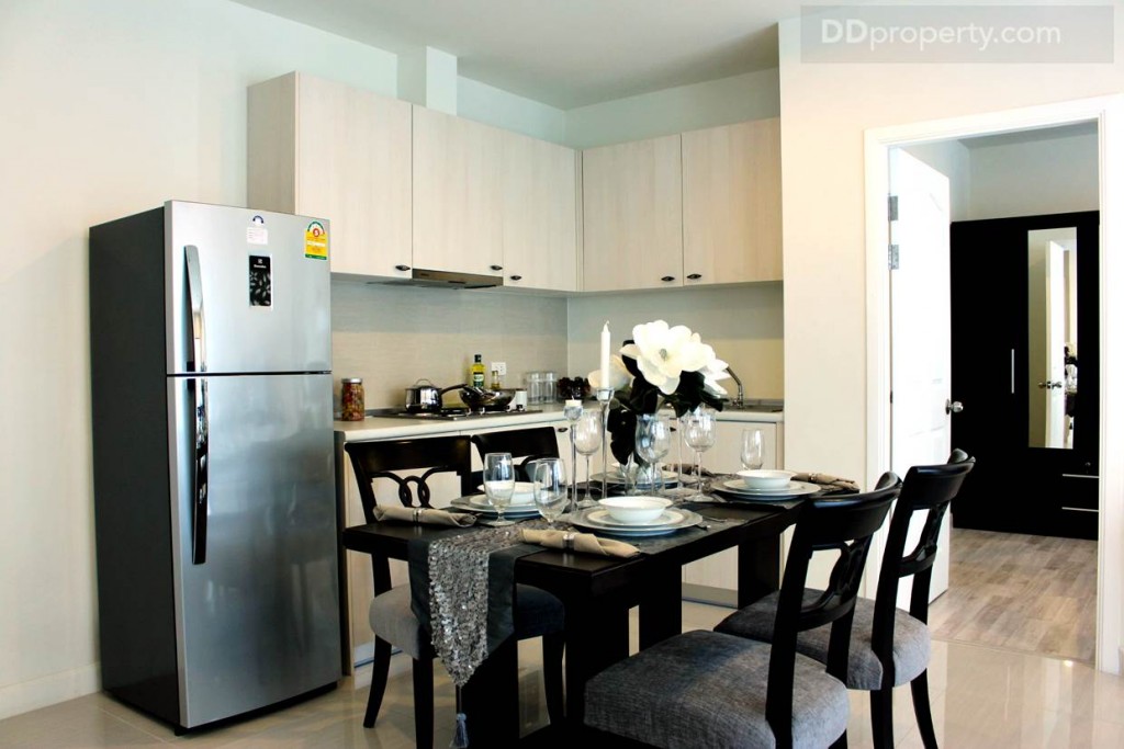 พื้นที่ห้องครัวอยู่ด้านขวามือจากประตูห้อง เป็นชุดครัวแบบบิลท์อินเข้ามุม