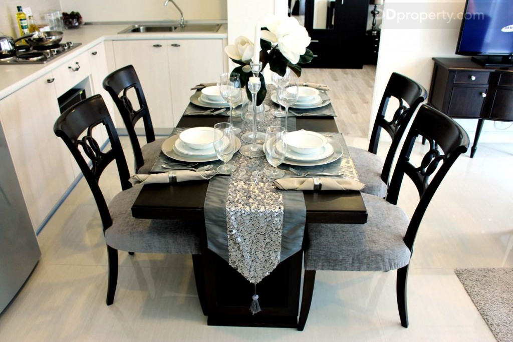 โต๊ะอาหารอยู่ติดกับแพนทรี่ แต่จริงๆ แล้วถ้าเป็นบาร์ยาวจะดูสวยงามลงตัวกว่า แต่ทางโครงการเน้นแบบคลาสสิกเลยเลือกใช้โต๊ะอาหารแบบคลาสสิกแทน