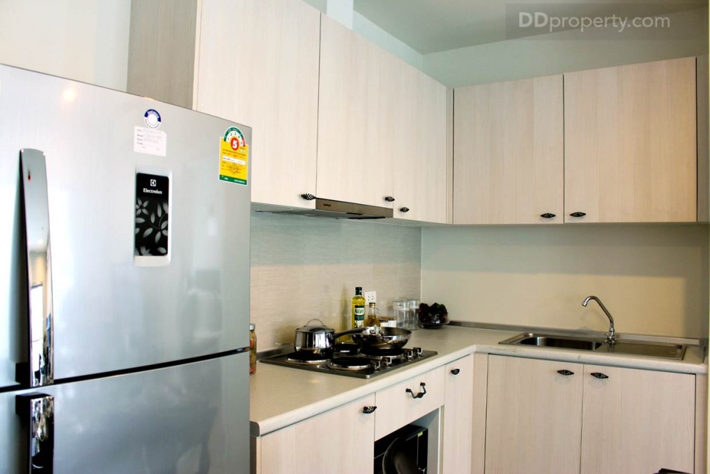 ด้านครัวบิลท์อินเข้ามุมติดกำแพงทางโครงการใช้กระเบื้องผิวมันเงาท็อปที่กำแพงเพื่อสะดวกในการทำความสะอาด