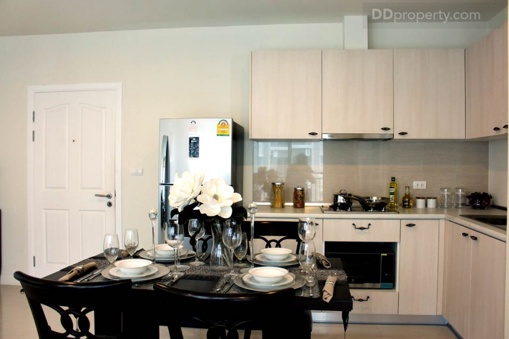 พื้นที่ครัวจัดมาอย่างลงตัวทำเสร็จก็สามารถนั่งกินอาหารได้เลย แต่เรื่องกลิ่นน่าจะเป็นปัญหา แม้ว่าทางโครงการจะมีเครื่องดูดควันมาให้ แต่ก็ต้องจัดการเรื่องที่ระบายอากาศให้ดี หรือเลือกทำเมนูเบาๆ ไม่มีกลิ่น ก็หมดปัญหา