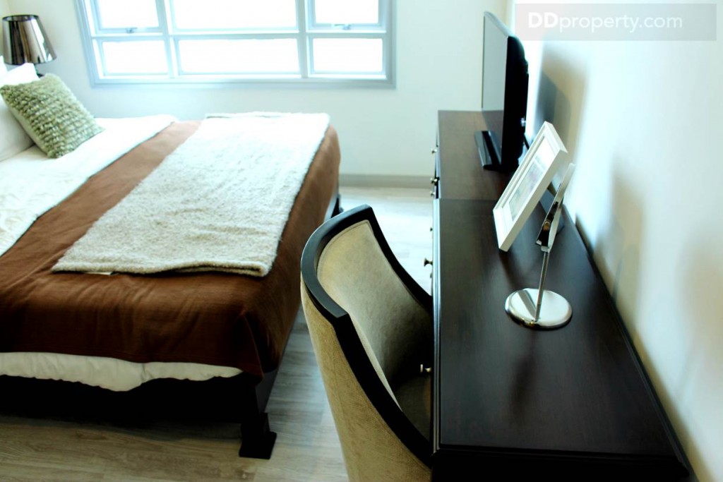 สิ่งที่มีเพิ่มเข้ามาในห้องนี้จะเป็นโต๊ะทำงานบิลท์อินแบบลอยตัวติดกำแพงที่ให้มาพร้อมกับห้อง ซึ่งเราอาจจะใช้เป็นชั้นวางทีวี หรือไม่ก็เอาทีวีติดผนังไปเลยน่าจะสะดวกกว่า