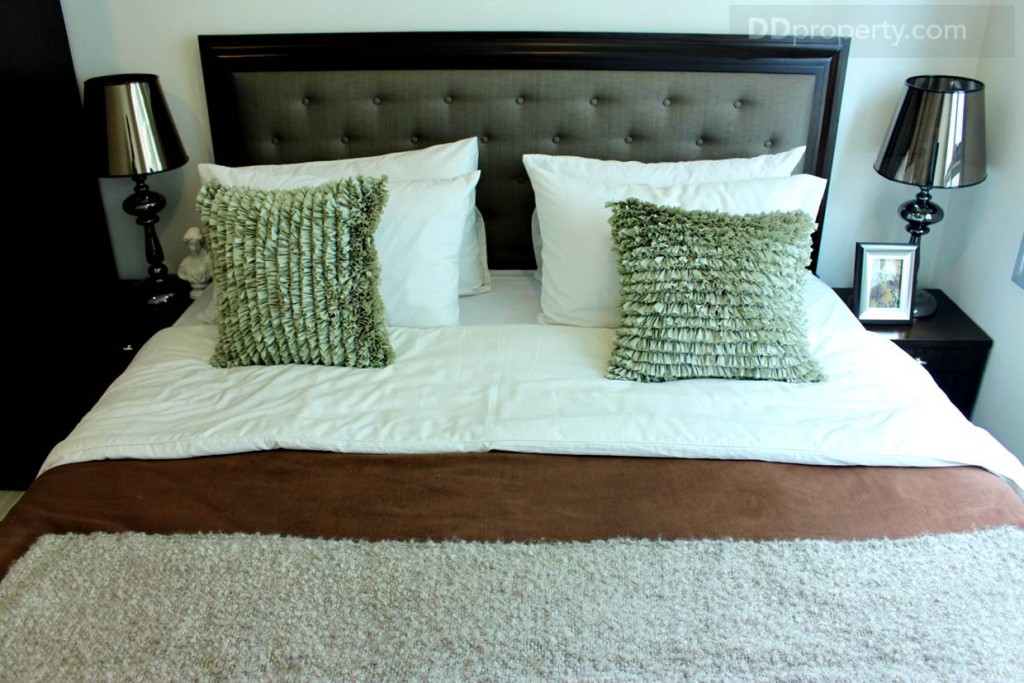 สำหรับห้องนอนนี้ ทางโครงการเลือกเตียงขนาด 5 ฟุตมาวาง แต่ของที่แถมมาให้จะเป็นสีขาวสไตล์โมเดิร์น