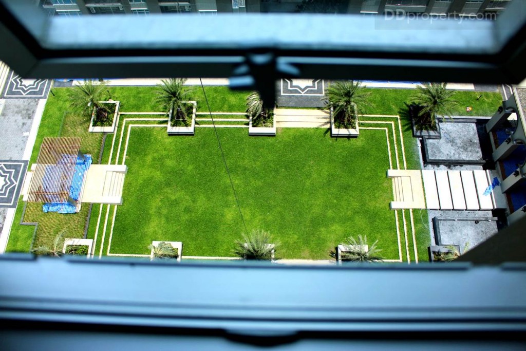 หน้าต่างเป็นบานกระทุ้ง เปิดได้นิดหน่อยตามที่เห็น ไว้สำหรับระบายอากาศ และเหตุผลด้านความปลอดภัย