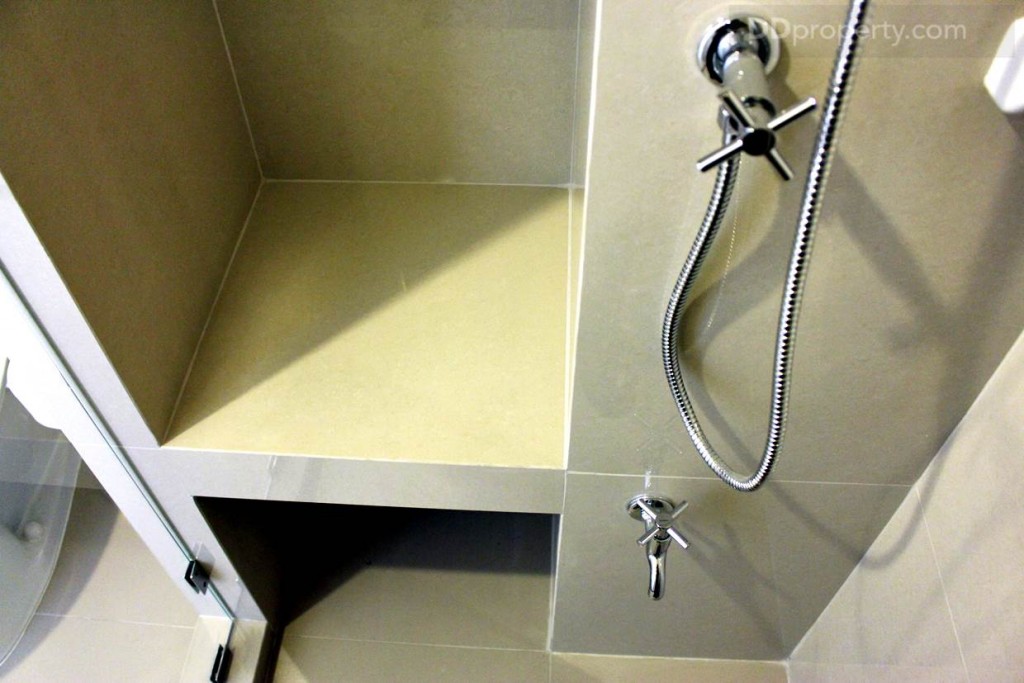 มีที่นั่งอาบน้ำให้สำหรับคนที่ชอบนั่งอาบน้ำ แต่ถ้าคนที่ชอบยืนอาบก็จะใช้เป็นที่วางของแทน