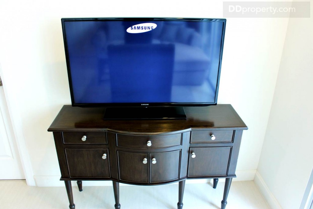 ชั้นวางทีวีเป็นโต๊ะแบบคลาสสิก แต่จริงๆ แล้วเราเอาทีวีติดผนังเลยจะดูดีกว่า