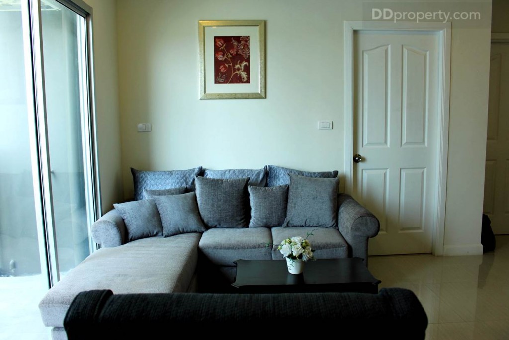 โซฟารับแขกรูปตัว L ที่ดีไซน์มาเฉพาะโครงการนี้