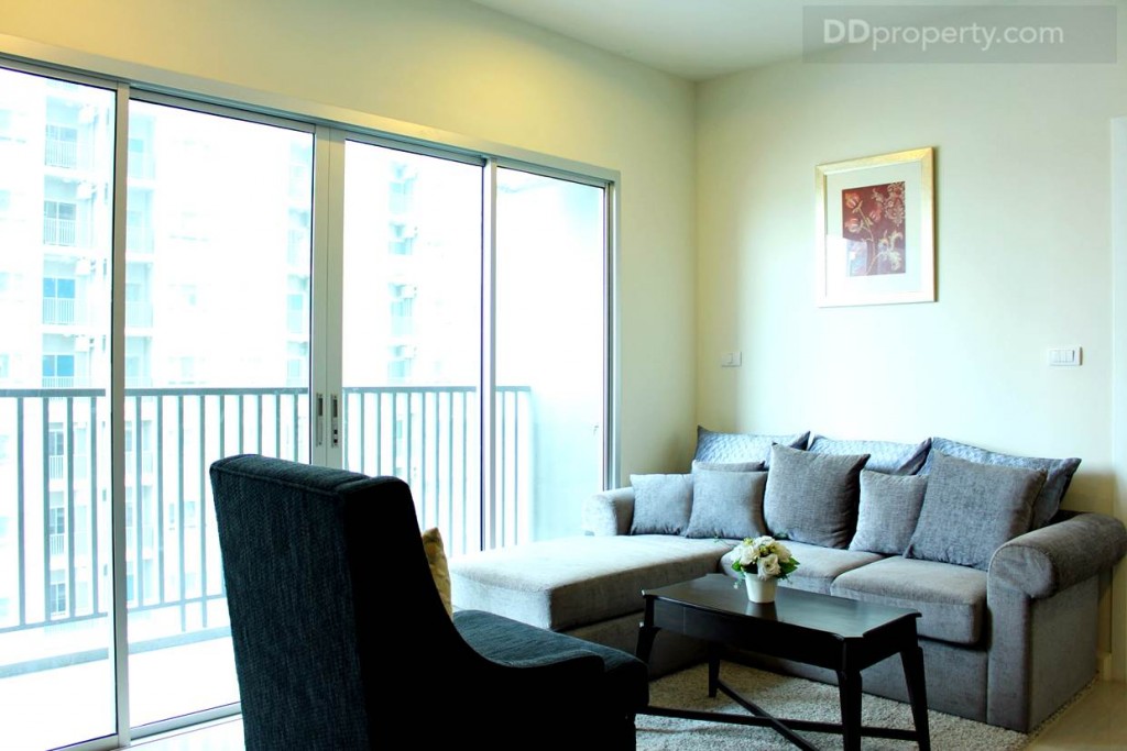 ประตูบานเลื่อนขนาดใหญ่แบบ 2 ตอน 4 บาน ช่วยให้แสงเข้าห้องได้อย่างเต็มที่ แต่หากความสูงจรดเพดานห้อง และกว้างเต็มพื้นที่จะดูโปร่งยิ่งขึ้น