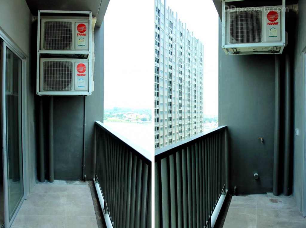 ห้องนี้มีแอร์ 3 ตัว คอมเพรสเซอร์แอร์แขวนลอยยกสูงเข้ามุม นั่นจึงเป็นเหตุผลให้บานกระจกกั้นห้องนั่งเล่นกับระเบียงถึงต้องมีขอบปูนเพื่อซ่อนคอมเพรสเซอร์แอร์ ต้องขอปรบมือให้กับคนออกแบบที่ดีไซน์ออกมาได้อย่างลงตัว