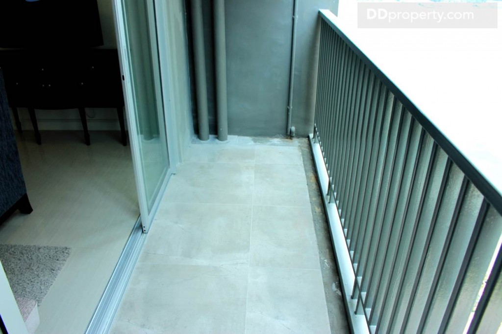 แม้ว่าระเบียงแคบไปนิด ขนาด 0.7 x 4 เมตรแต่หน้ากว้างมากเปิดรับลมได้เต็มๆ เอาไว้ยืนรับลม ชมวิวได้ตามต้องการ