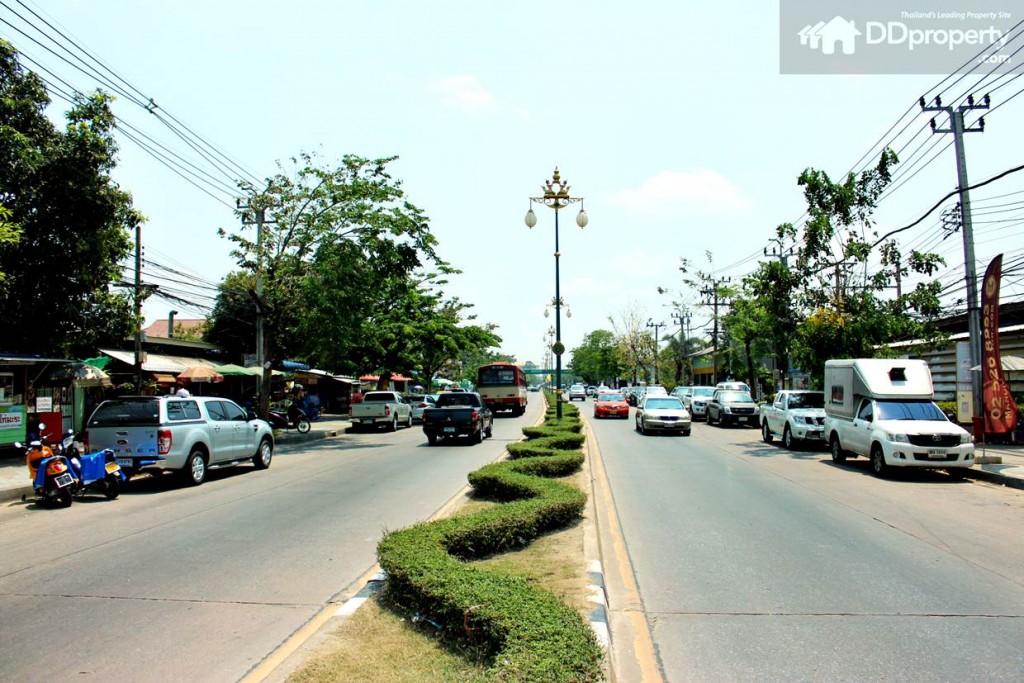 ถนนสนามบินน้ำ เป็นถนนด้านหน้าโครงการมีโคมไฟสวยงามเป็นเอกลักษณ์เฉพาะถนนเส้นนี้