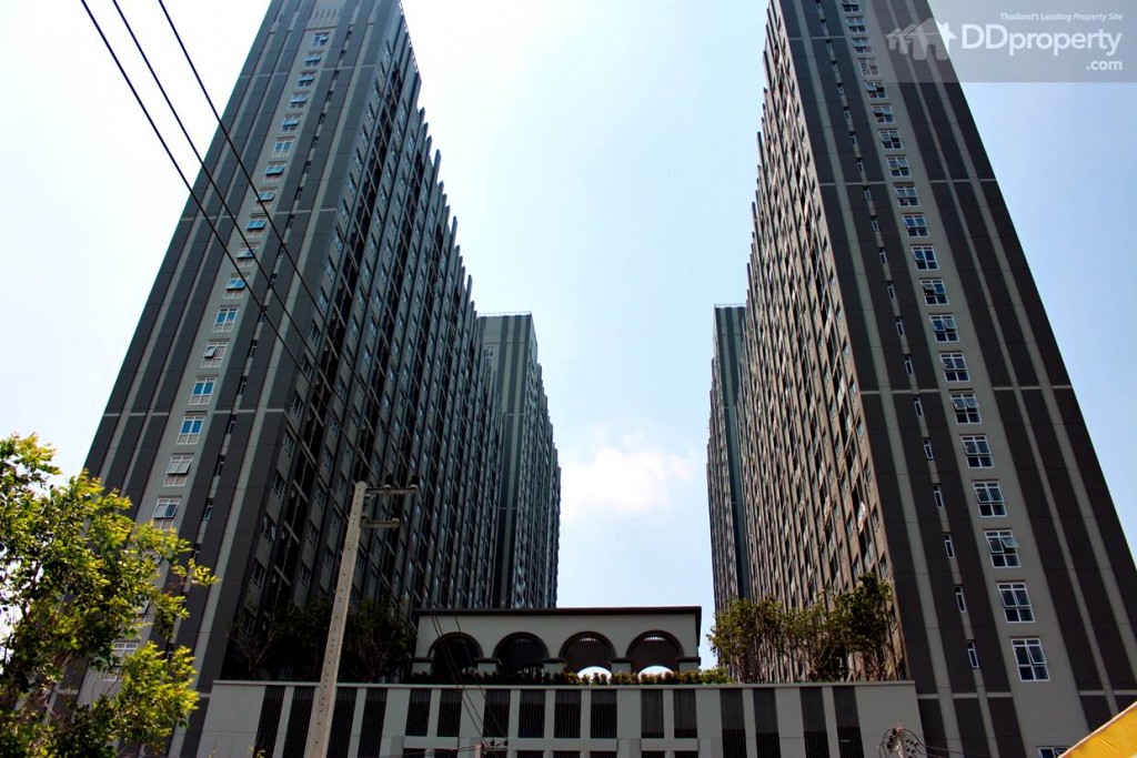 มุมมองจากด้านหน้าทางเข้าโครงการดูอลังการงานสร้างมาก ด้านขวามือจะเป็นคอมมูนิตี้มอลล์