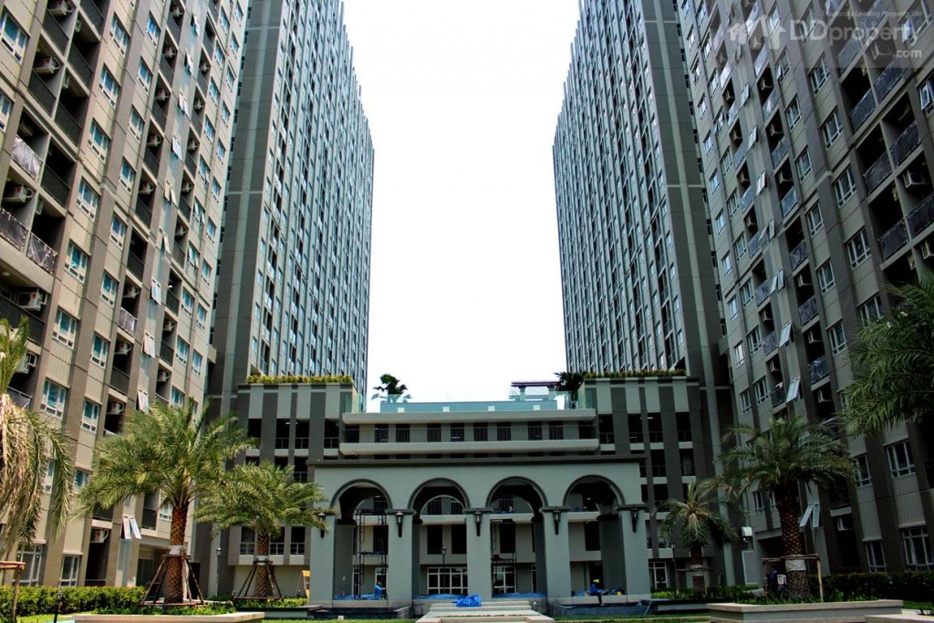 ด้วยตัวโครงการเป็นสไตล์คลาสสิก โคโลเนียล ทำให้มีจุดเด่นอยู่ที่ซุ้มประตูแบบโรมัน ที่จะสวยยิ่งขึ้นถ้ามองผ่านแสงที่รอดผ่านซุ้มประตูนี้ ที่มีความเรียบแบบโมเดิร์นผสมอยู่