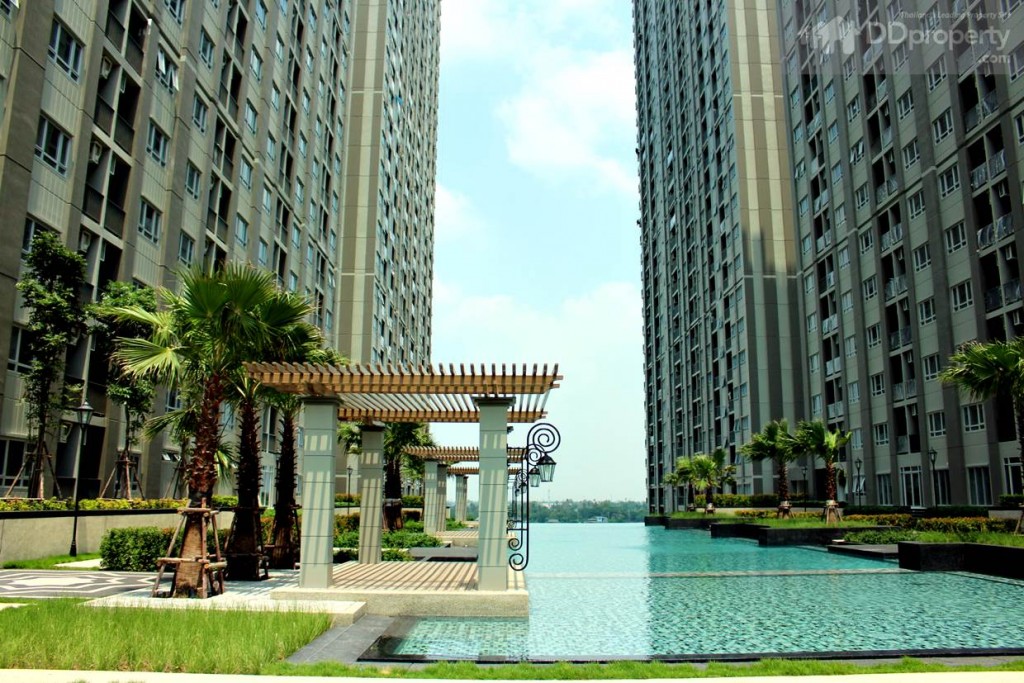 ขึ้นมาบริเวณชั้น 6 ระหว่างตึก A และ B ซึ่งถือเป็นพื้นที่ส่วนกลางที่มีสิ่งอำนวยความสะดวกอีกชั้นหนึ่งของโครงการ ที่จะสวยเป็นพิเศษในช่วงพระอาทิตย์