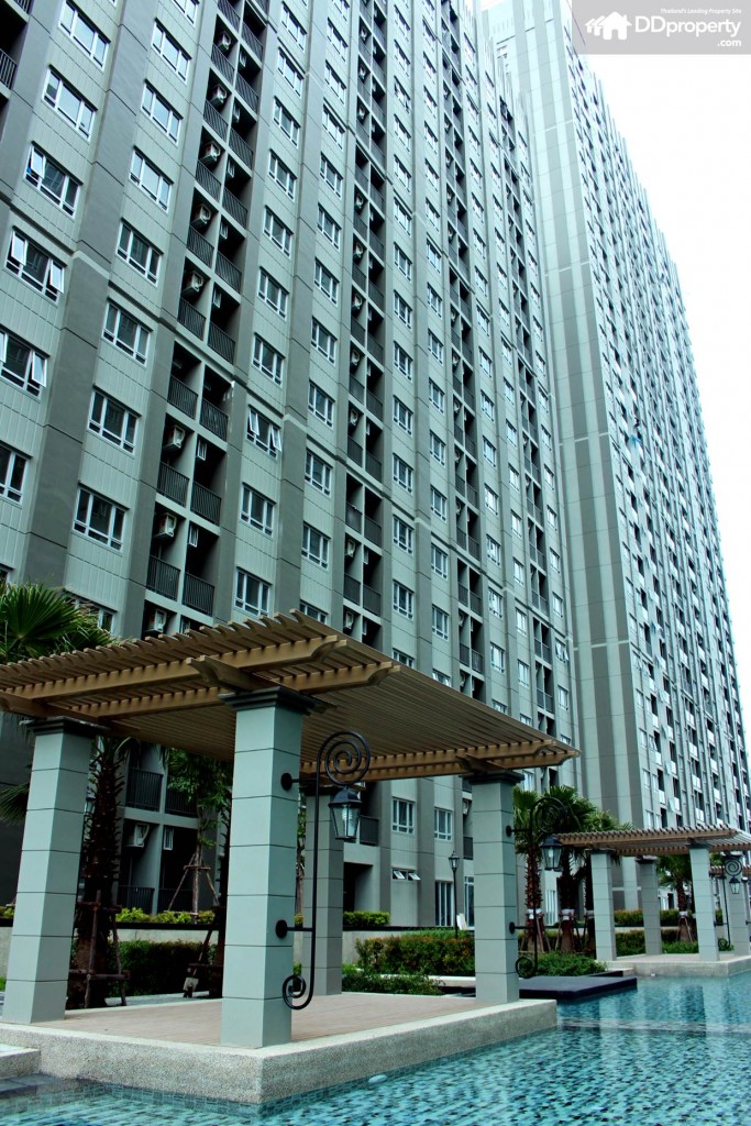 มุมมองฝั่งซ้ายมือจะเป็นตึก A และ C ซึ่งมีศาลาไว้ให้นั่งพักผ่อน