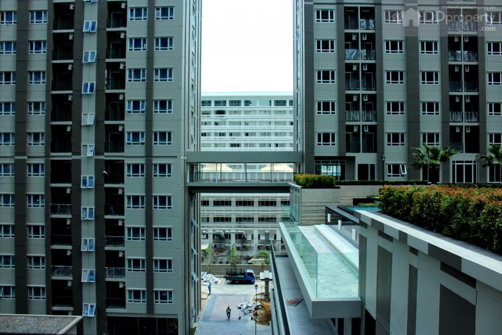 มีทางเดินเชื่อมระหว่างตึกจำนวน 2 จุด บริเวณระหว่างตึก A กับ C และระหว่างตึก B และ D