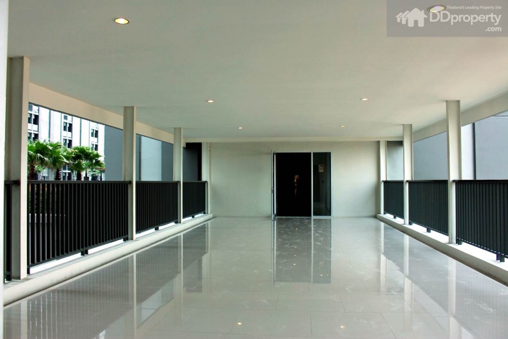 ทางเดินระหว่างตึกมีความกว้าง 6x12 เมตร โดยประมาณ ซึ่งเป็นพื้นที่ๆ มีลมพัดผ่านตลอดเวลา